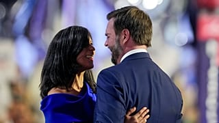 Usha Chilukuri Vance és JD Vance a republikánus konvención Milwaukee-ban, 2024. július 17-én