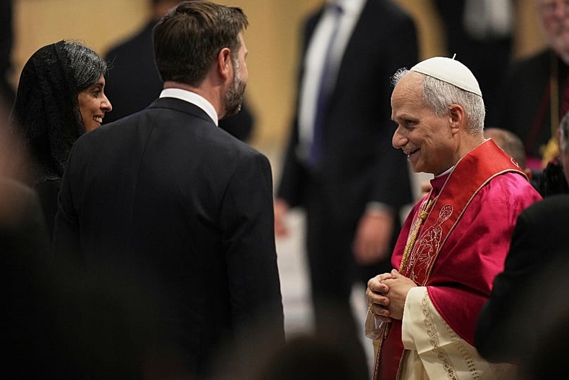 Usha és JD Vance az amerikai származású XIV. Leó pápával beiktatása után, a Vatikánban, 2025. május 18-án