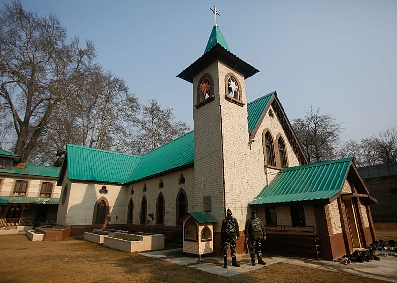 Egy félkatonai alakulat tagjai őriznek egy katolikus templomot a kasmíri Szrinagarban, 2019 karácsonyán
