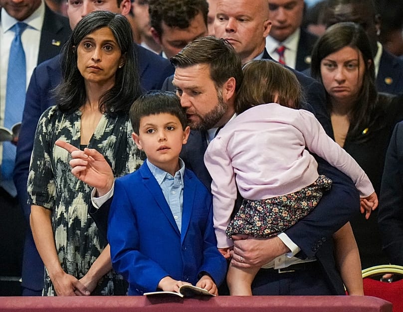 Usha és JD Vance, karjában Mirabellel, előttük fiukkal, Vivekkel a vatikáni Szent Péter bazilika nagypénteki szentmiséjén, 2025. április 18-án