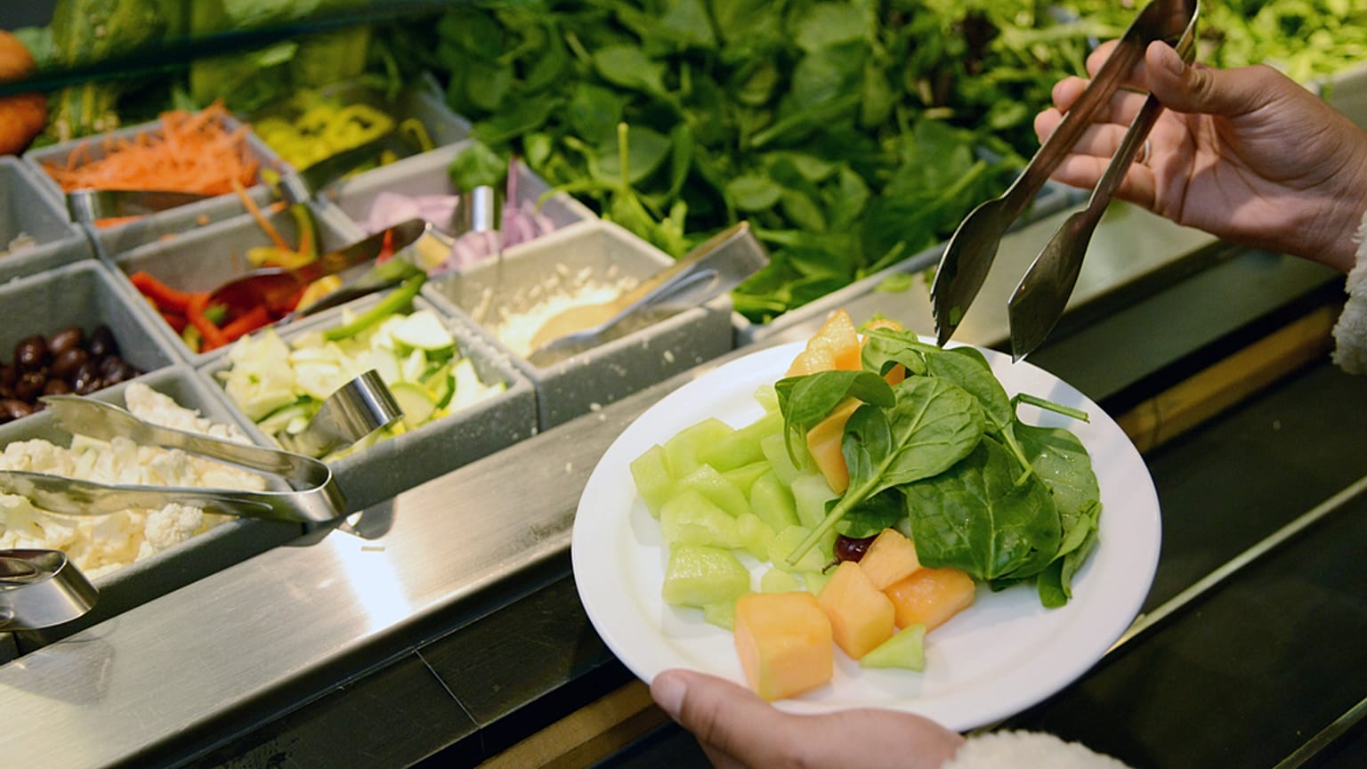 طالبة في السنة الأولى بجامعة جونز هوبكنز، وهي تعد سلطة في بار السلطات الذي يقدم خضروات مزروعة محليًا في حرم الجامعة بمدينة بالتيمور