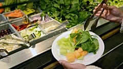 طالبة في السنة الأولى بجامعة جونز هوبكنز، وهي تعد سلطة في بار السلطات الذي يقدم خضروات مزروعة محليًا في حرم الجامعة بمدينة بالتيمور