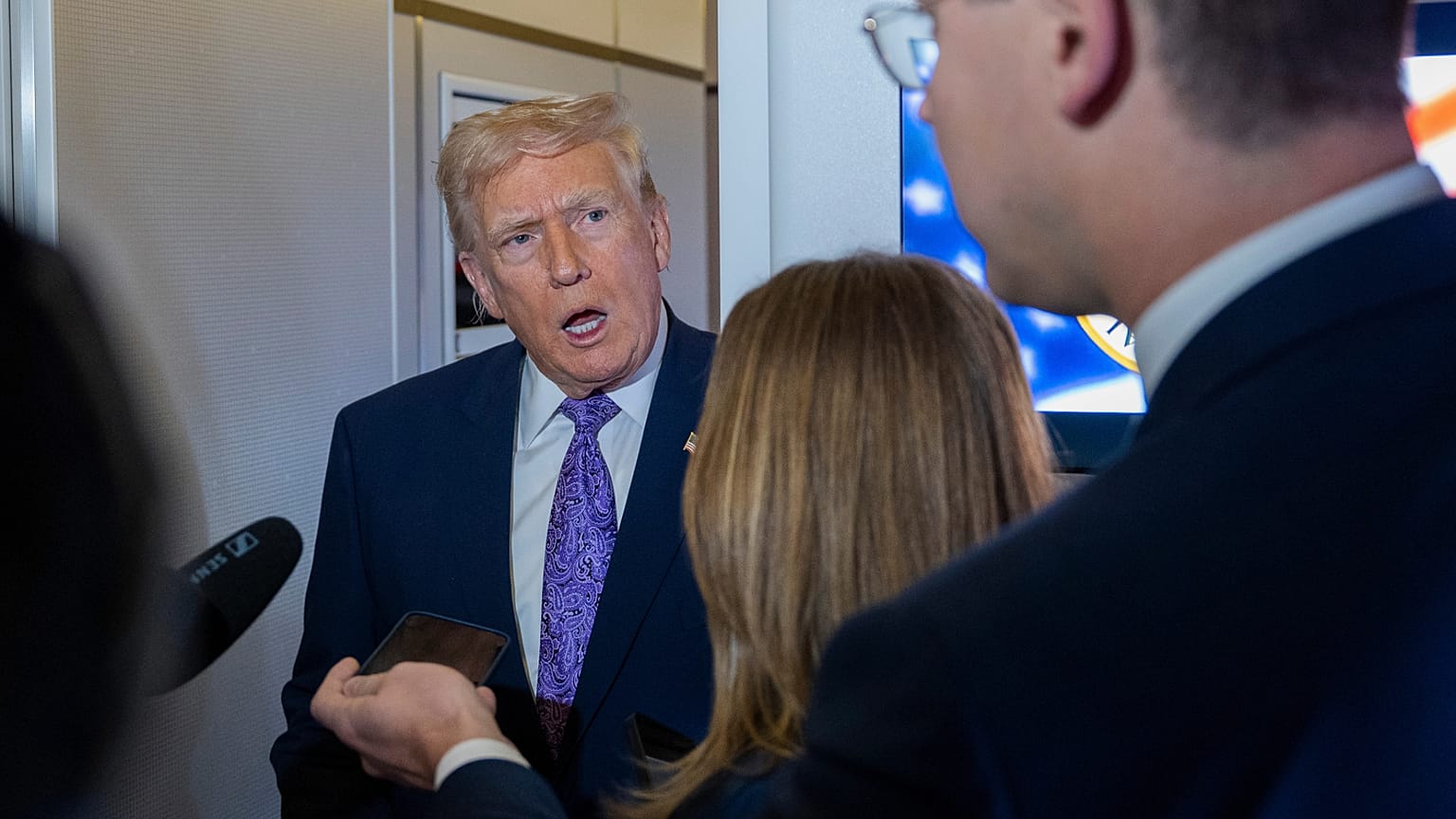 Donald Trump habla con periodistas durante un vuelo en el Air Force One desde su propiedad de Mar-a-Lago en Florida, a la Base Conjunta Andrews, el 30 de noviembre de 2025.