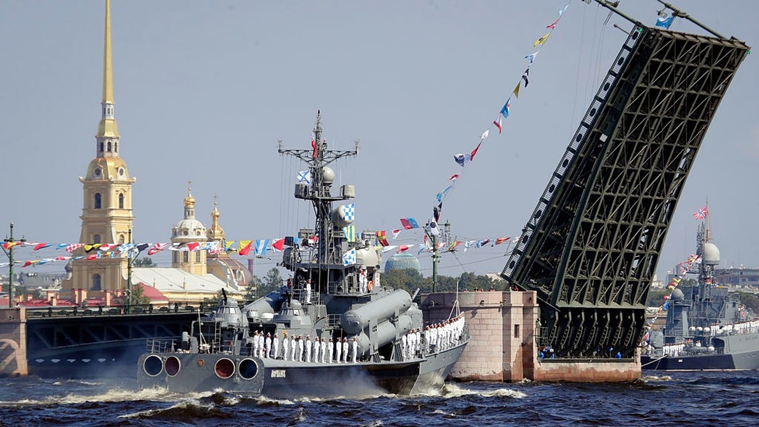 سفينة تابعة للبحرية الروسية تعبر نهر نيفا خلال عرض بحري في سانت بطرسبرغ في 29 يوليو 2018.
