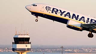 Bir Ryanair Boeing 737 MAX Lizbon havaalanından havalanıyor.