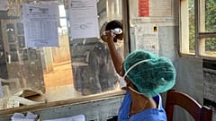 Butembo'daki Matanda Hastanesi'nde bir sağlık görevlisi, bir kişinin vücut sıcaklığını ölçerken, 11 Şubat 2021
