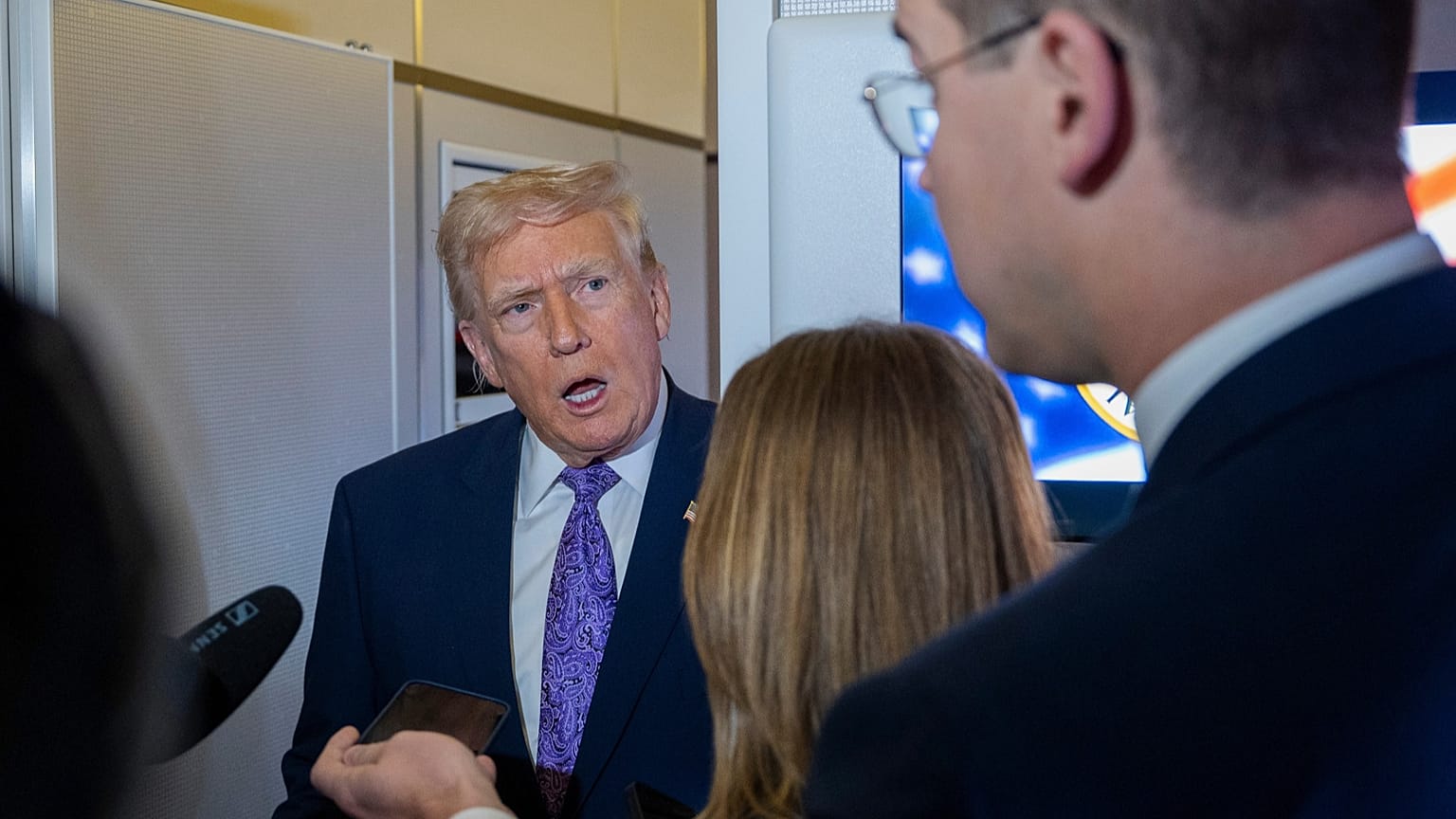 گفتگوی ترامپ با خبرنگاران در هواپیمای ایر فورس وان