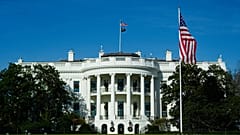 Çelenkler 1 Aralık 2025, Pazartesi günü Washington'da Beyaz Saray'ı süslüyor. (AP Photo/Julia Demaree Nikhinson)