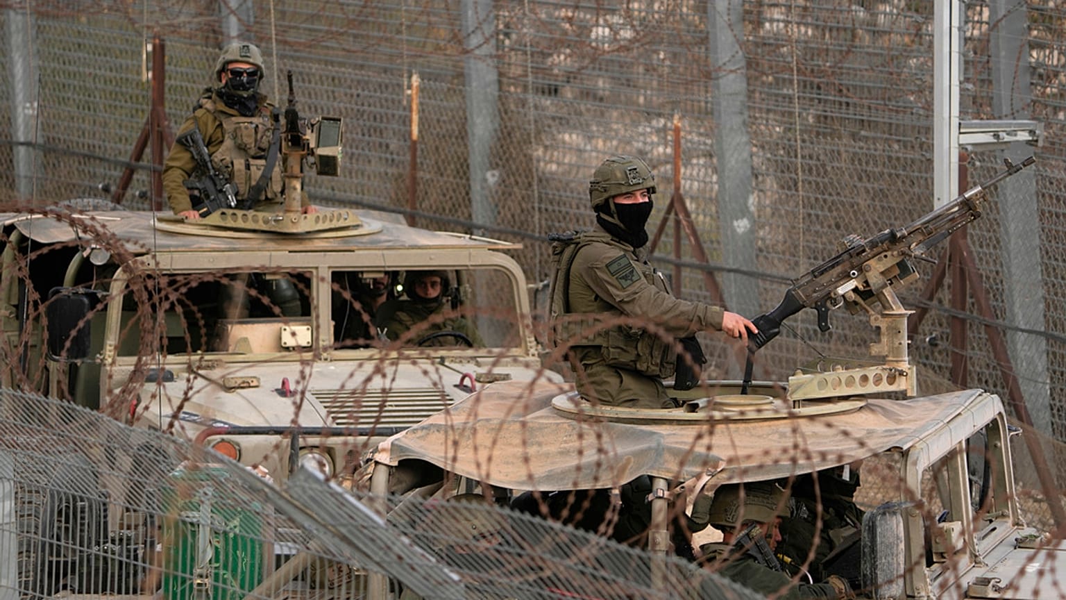 جنود إسرائيليون يقفون فوق آليات مدرعة بعد عبورهم السياج الأمني قرب ما يُعرف بخط ألفا الذي يفصل الجولان الخاضع للسيطرة الإسرائيلية عن سوريا،  21 ديسمبر/كانون الأول 2024