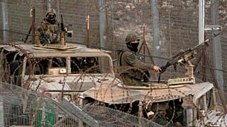 جنود إسرائيليون يقفون فوق آليات مدرعة بعد عبورهم السياج الأمني قرب ما يُعرف بخط ألفا الذي يفصل الجولان الخاضع للسيطرة الإسرائيلية عن سوريا،  21 ديسمبر/كانون الأول 2024