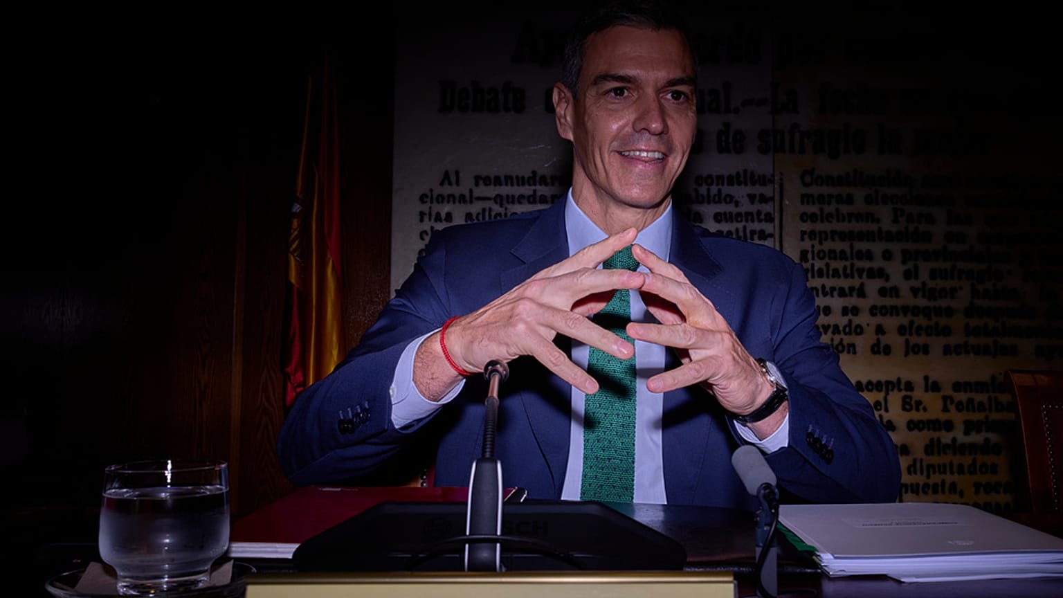 El presidente del Gobierno español, Pedro Sánchez, gesticula mientras comparece ante una comisión del Senado en Madrid, España, el jueves 30 de octubre de 2025.