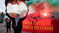 احتشد محتجون مؤيدون للفلسطينيين قبل مباراة التأهل لكأس العالم بين النرويج وإسرائيل في أوسلو، يوم السبت 11 أكتوبر 2025