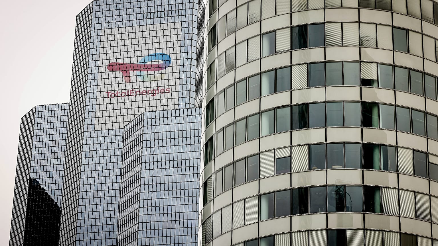 Blick auf die Konzernzentrale des französischen Ölriesen TotalEnergies im Pariser Geschäftsviertel La Défense, Freitag, 21. März 2025.
