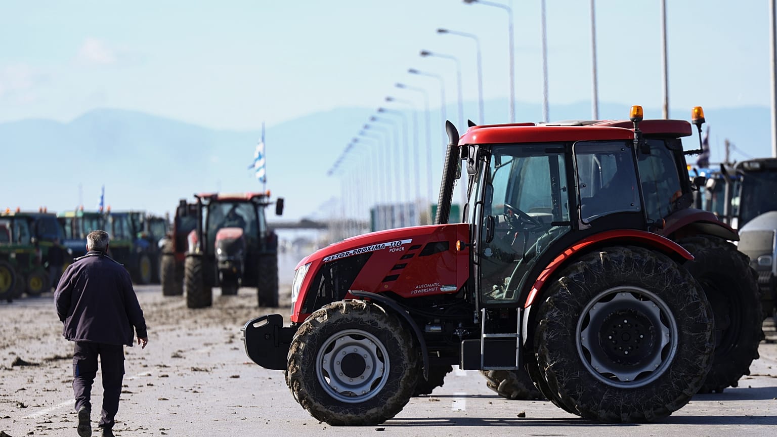 Αγρότες έχουν παρατάξει τα τρακτέρ τους στην Εθνική Οδό Θεσσαλονίκης-Αθήνας, στο ύψος των διοδίων Μαλγάρων, Θεσσαλονίκη, τη Δευτέρα 1 Δεκεμβρίου 2025