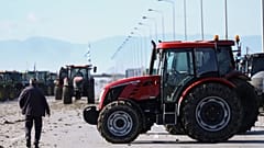 Αγρότες έχουν παρατάξει τα τρακτέρ τους στην Εθνική Οδό Θεσσαλονίκης-Αθήνας, στο ύψος των διοδίων Μαλγάρων, Θεσσαλονίκη, τη Δευτέρα 1 Δεκεμβρίου 2025