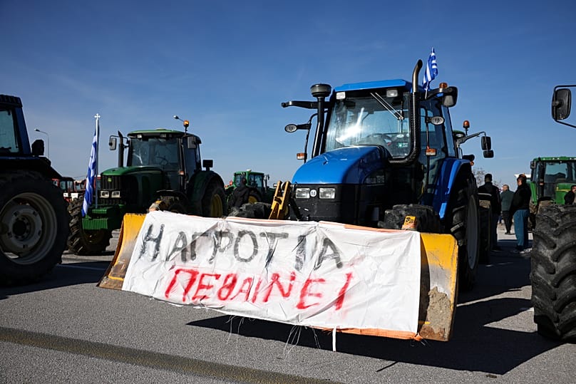 Αγρότες έχουν παρατάξει τα τρακτέρ τους στην Εθνική Οδό Θεσσαλονίκης-Αθήνας, στο ύψος των διοδίων Μαλγάρων, Θεσσαλονίκη, τη Δευτέρα 1 Δεκεμβρίου 2025