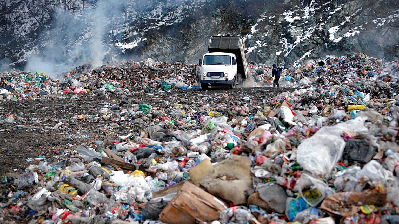 تفريغ شاحنة قمامة في مكب النفايات المحترق بالقرب من بريبوج, في جنوب غرب صربيا, يوم الجمعة, يناير. 22, 2021.