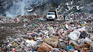 تفريغ شاحنة قمامة في مكب النفايات المحترق بالقرب من بريبوج, في جنوب غرب صربيا, يوم الجمعة, يناير. 22, 2021.