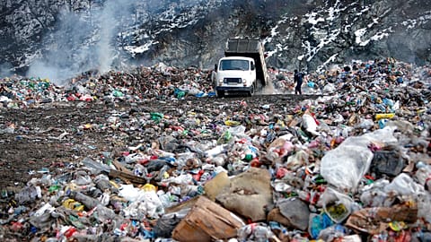 تفريغ شاحنة قمامة في مكب النفايات المحترق بالقرب من بريبوج, في جنوب غرب صربيا, يوم الجمعة, يناير. 22, 2021.