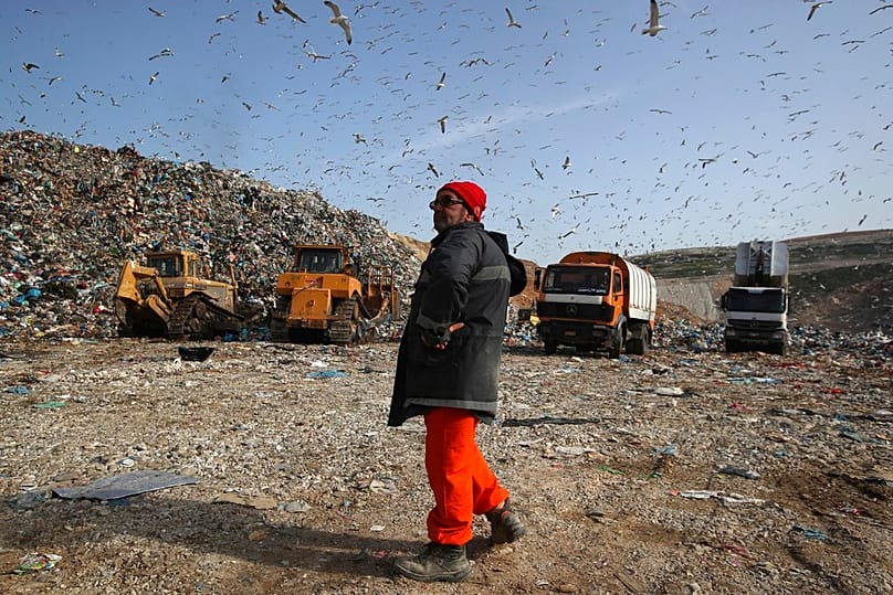 صورة لعامل في أكبر مكب نفايات في اليونان بفيلي على مشارف أثينا.