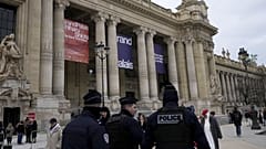 Fotónk illusztráció - párizsi rendőrök a Grand Palais múzeumkomplexumnál