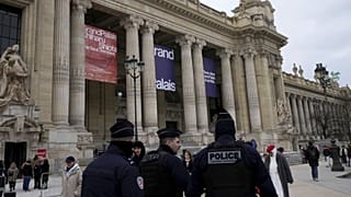 Fotónk illusztráció - párizsi rendőrök a Grand Palais múzeumkomplexumnál