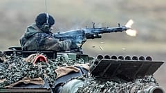 ARCHIV– Ein Soldat feuert am 1. Februar 2023 aus einem Leopard-2-Panzer des Panzerbataillons 203 mit einem Maschinengewehr