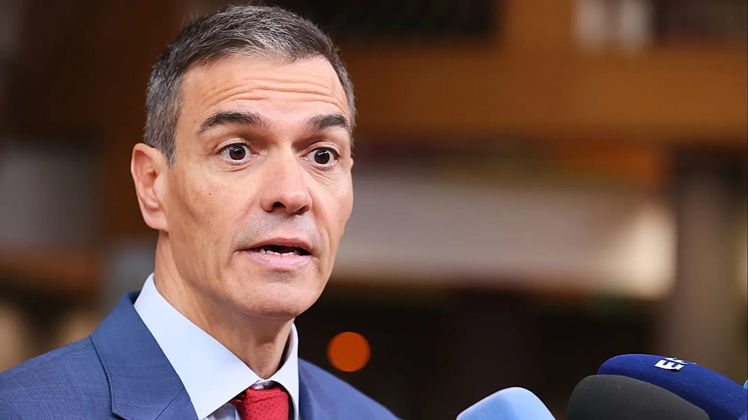 Pedro Sánchez habla con los medios de comunicación a su llegada a la cumbre de la UE celebrada en el edificio del Consejo Europeo en Bruselas, el jueves 23 de octubre de 2025