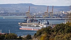 ARŞİV: Bir petrol tankeri, Rusya'nın Karadeniz limanı Novorossiysk'teki Sheskharis petrol ve petrol ürünleri kompleksinde demirli, 11 Ekim 2022.
