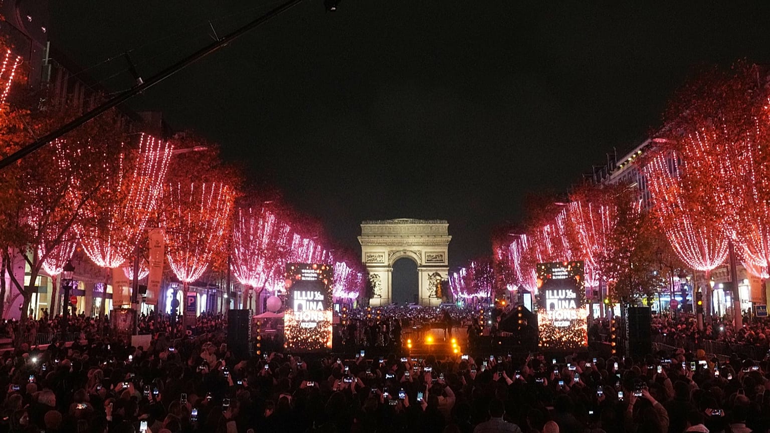 Início das iluminações nos Campos Elísios em Paris, 16 de novembro de 2025.