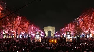 Début des illuminations des Champs-Élysées à Paris, le 16 novembre 2025.
