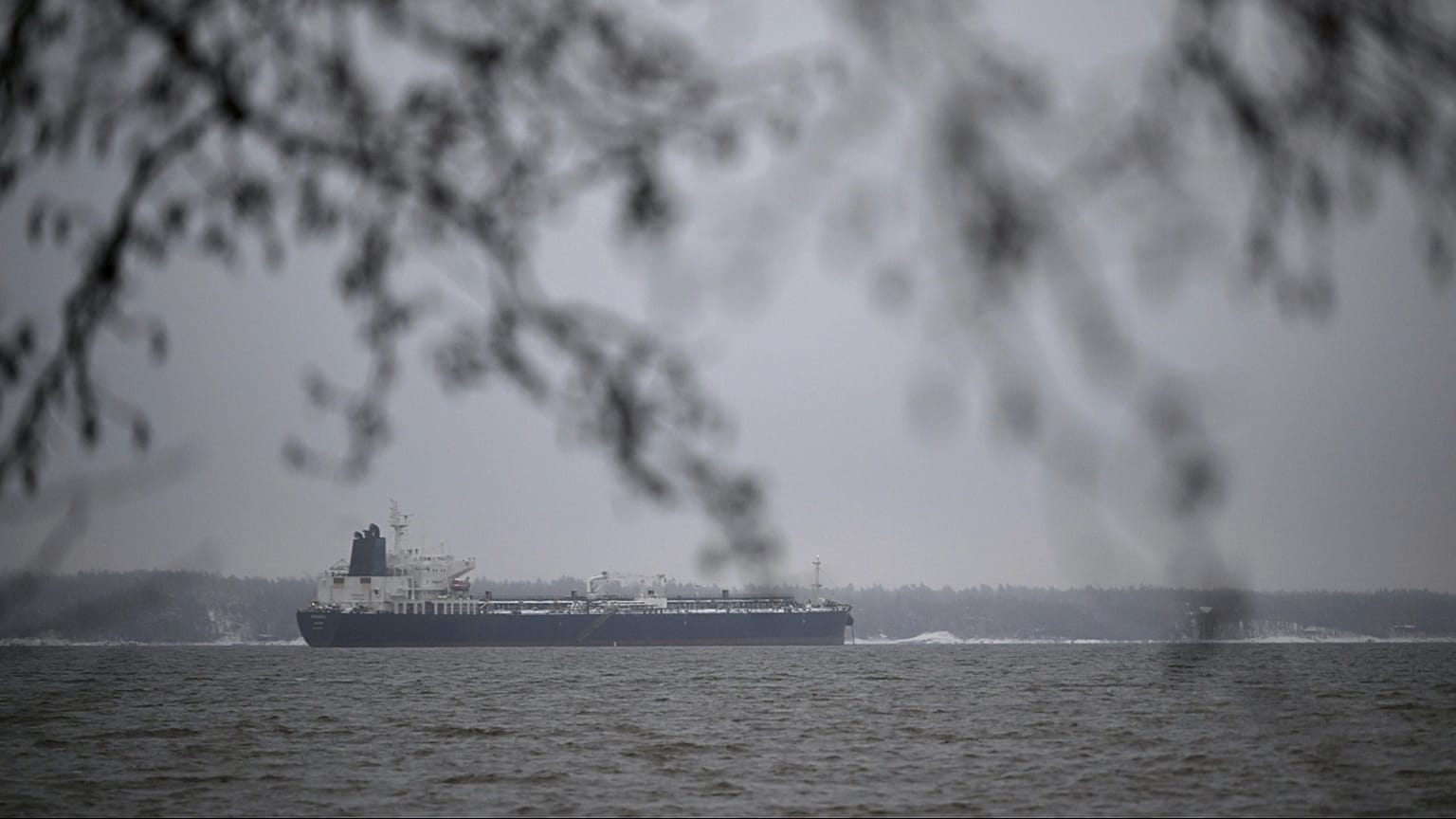 نفتکش ایگل اس از ناوگان شبح روسیه در جزایر کوک