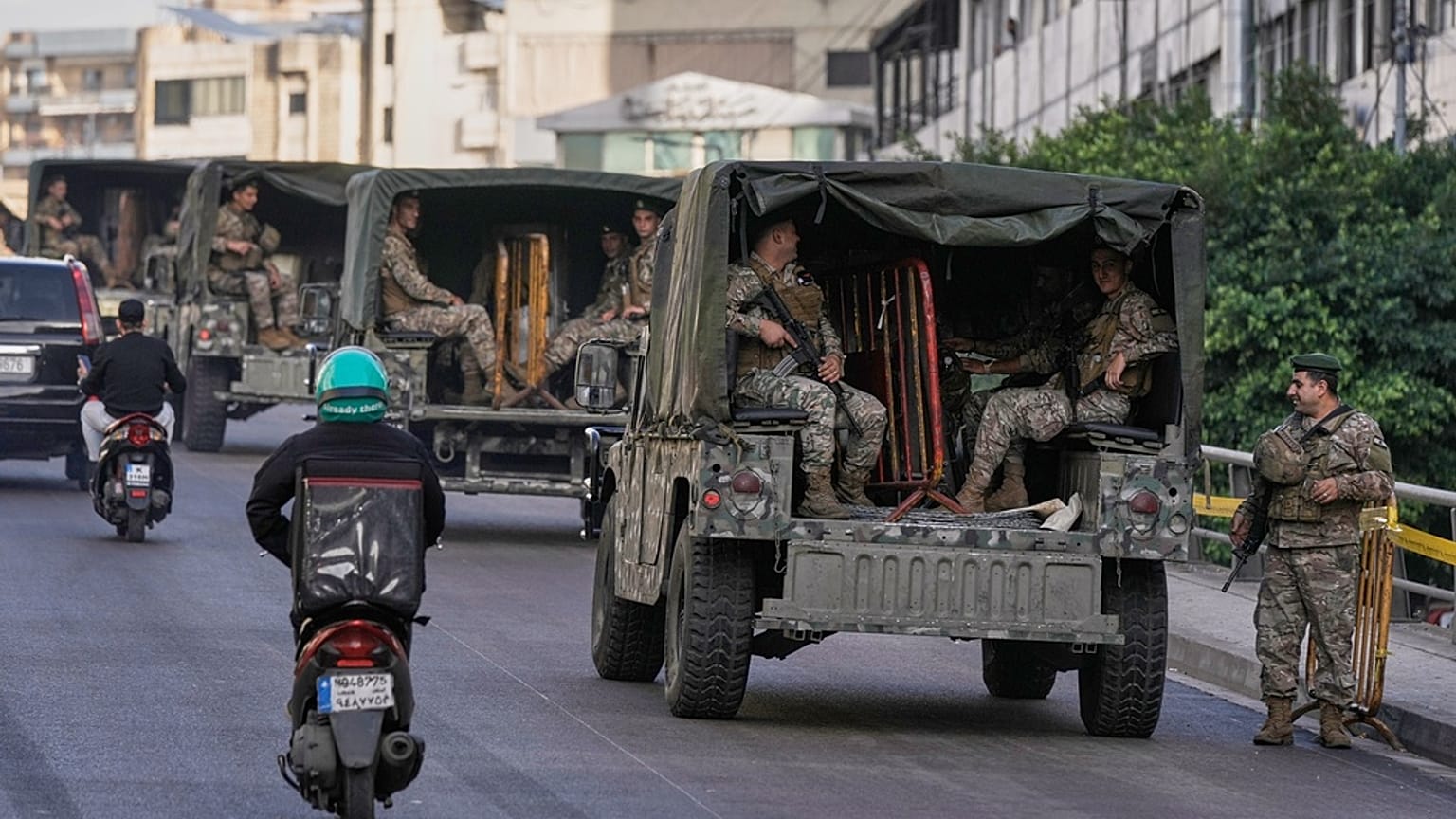  جنود الجيش اللبناني ينتشرون على طول الطريق قبل وصول البابا ليو الرابع ��شر إلى بيروت، لبنان، يوم الأحد 30 نوفمبر 2025. 