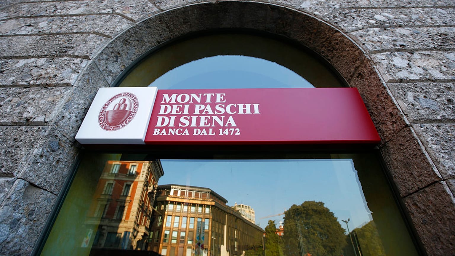 Banca Monte dei Paschi di Siena, pochi anni dopo il rischio di fallimento, si è lanciata nell'acquisizione di Mediobanca