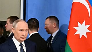 Владимир Путин на фоне азербайджанского флага на саммите стран СНГ в России. Декабрь 2024 года