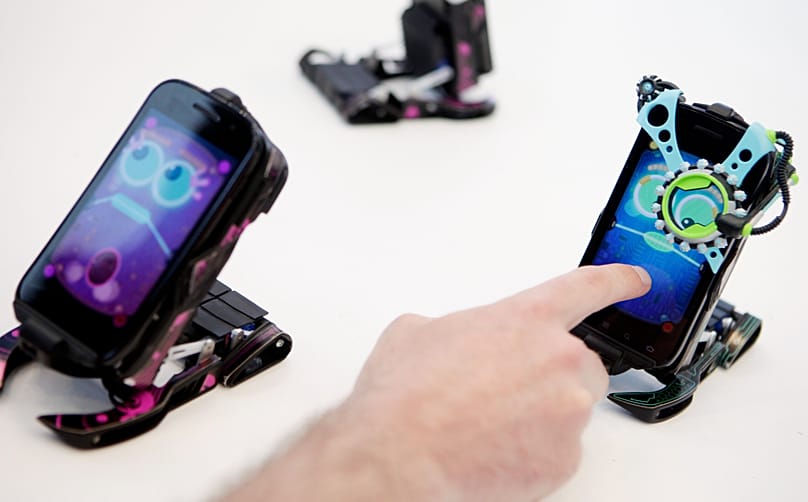 Smartfon przerobiony na zabawkowego robota na stoisku Hasbro na konferencji Google IO Developers Conference w San Francisco.