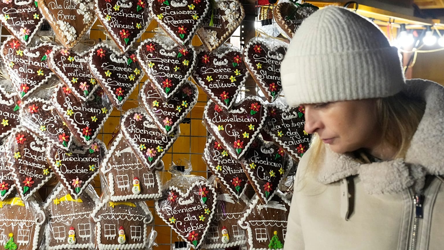 İnsanlar 29 Kasım 2025'te Polonya'nın başkenti Varşova'da Noel pazarını ziyaret ediyor.