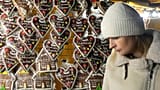 Visitatori al mercatino di Natale a Varsavia, in Polonia, il 29 novembre 2025.