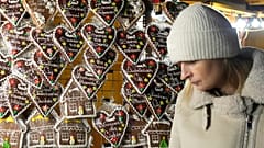 Des personnes visitent un marché de Noël à Varsovie, en Pologne, le 29 novembre 2025.