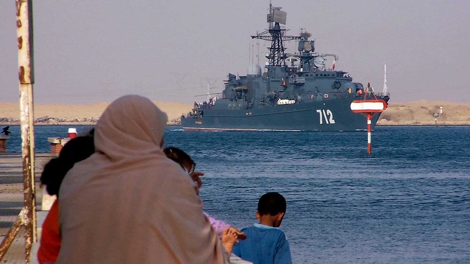 Российский фрегат «Неустрашимый» в Суэцком канале, октябрь 2008 г.