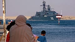 Российский фрегат «Неустрашимый» в Суэцком канале, октябрь 2008 г.