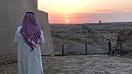 رجل سعودي ينظر إلى الغروب