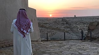 رجل سعودي ينظر إلى الغروب