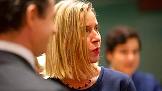 La chef de la diplomatie européenne, Federica Mogherini (à droite), assiste à une réunion des ministres des Affaires étrangères de l'UE au bâtiment du Conseil de l'UE, 2019