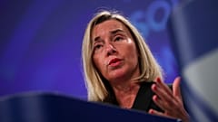 Dosya: Avrupa Birliği Dış Politika Şefi Federica Mogherini 2019 yılında gazetecilerle görüşüyor