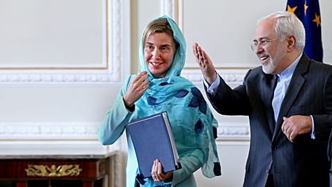 موگرینی در کنار محمد جواد ظریف در سال ۲۰۱۶