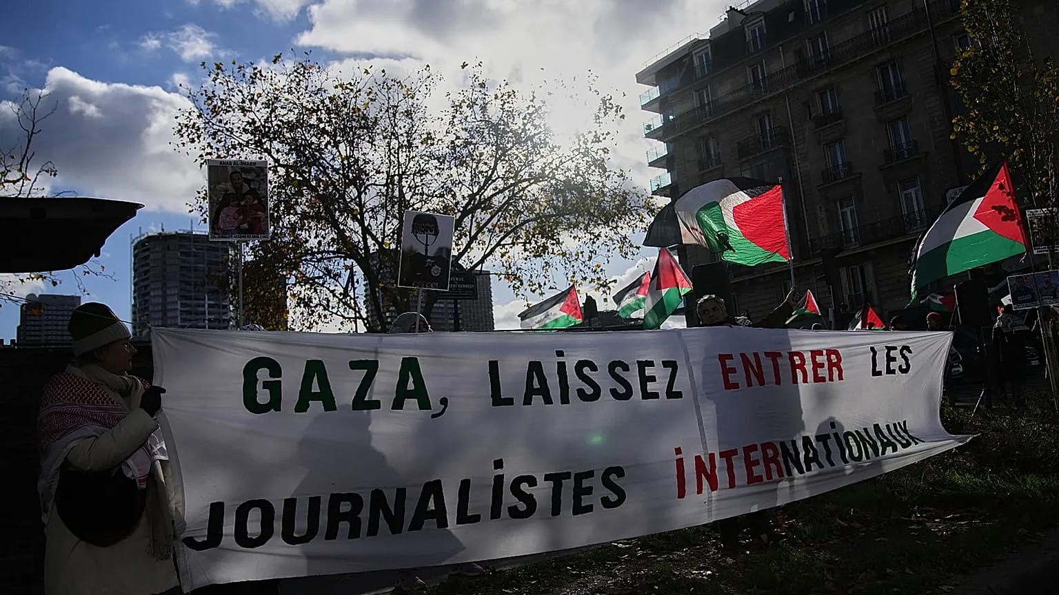 Demonstrators hold a banner reading “Gaza, let the internationals journalists enter” during a protest in Paris, 20 November, 2025