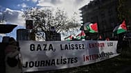 Demonstrators hold a banner reading “Gaza, let the internationals journalists enter” during a protest in Paris, 20 November, 2025