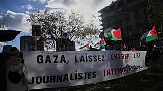 Demonstrators hold a banner reading “Gaza, let the internationals journalists enter” during a protest in Paris, 20 November, 2025
