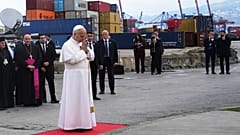 البابا ليو الرابع عشر يقيم لحظة صلاة في موقع انفجار مرفأ بيروت 2020 في بيروت ، لبنان ، الثلاثاء ، ديسمبر. 2, 2025